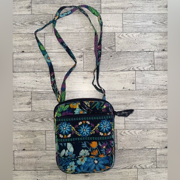 Vera Bradley Handbags - Vera Bradley Floral Crossbody with adjustable strap